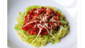 Espaguetis Vegetales de Calabacín con Salsa de Tomate